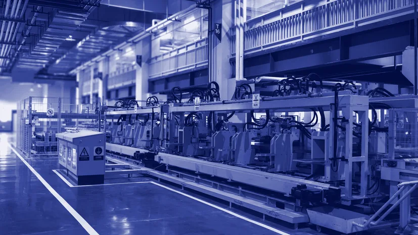 Fabrika salonu boyunca uzanan bir üretim hattı